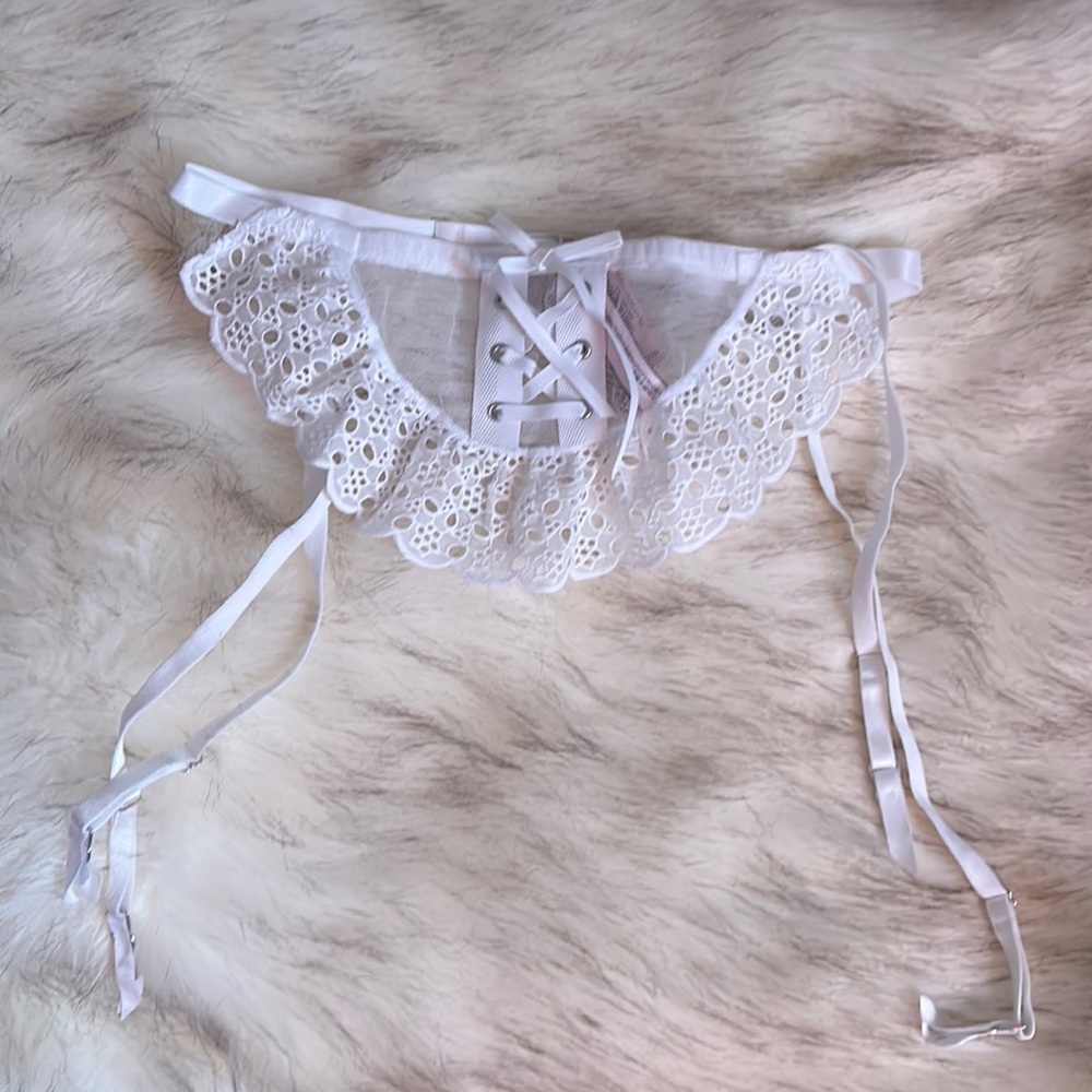 Victoria’s Secret Dream Angels white lace suspender garter